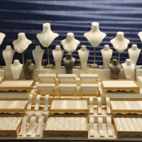 مانکن جواهرات ویترین طلافروشی و استند بدلیجات