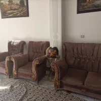 مبل چهار نفره با چهار میزکوچک به قیمت پانصد تومان