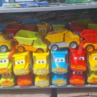 یک نفر اقا و یک نفر خانم کار در هایپر مارکت