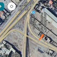 زمین دور دیوار لب خیابان اصلی