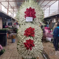 تاج گل های طبیعی ترحیم نمایشگاهی