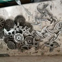 تعدادی پنجره چرخ گوشت وتیغه آن  3ملیون