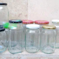 تعدادی شیشه و دبه پلاستیکی