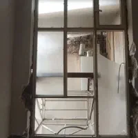 پنجره آهنی به همراه جا کولری چسبیده