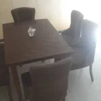 میز و صندلی چوبی .