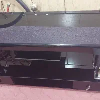 میز تلویزیون شیشه ای مشکی خم دار و ویترین