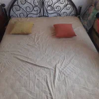 تخت خواب فلزی دو نفره در حد نو بهمراه تشک خوشخواب