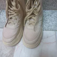 تعدادی بوت وصندل وکفش