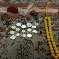 تـسبیح . سکـه . سنگ .