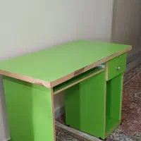 میز تحریر و کامپیوتر