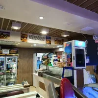 کارگر بوفه باشگاه بدنسازی در دو شیفت کاری