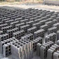 کارگر بلوک زن و تولید محصولات بتنی