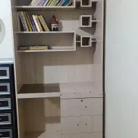 میز تحریر و کتابخانه