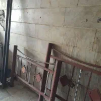 تخت فلزی در حد