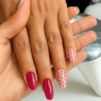 کاشت ناخن  رایگان  و انجام پدیکور