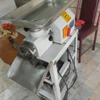 چرخ گوشتی و صندلی رستورانی