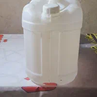 تعدادی دبه ۱۰ لیتری