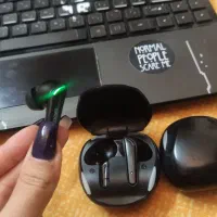 هندزفری و لپ تاپ