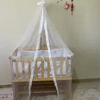 تخت نوزاد کنار مادر