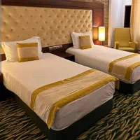 آقا با موتور جهت نظافت هتل اپارتمان