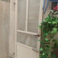 درب حیاط سالم بدون زنگ خوردگی