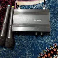 دو عدد میکروفون و یه دستگاه گیرنده بی سیمی در حد