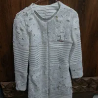 تعدادی مانتو و یدونه کیف مجلسی شیری