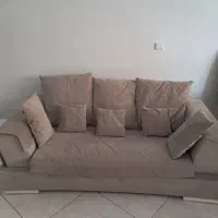 مبلمان راحتی به همراه آئینه و دراور با دو میز عسلی