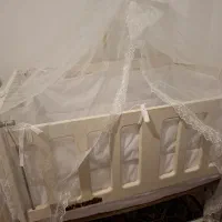 تخت خواب کنار مادر