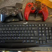 دو دسته بازی کامپیوتر یکی بلوتوث یکی سیمی و کیبورد