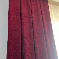 پرده مخمل با پشت پنجره ای
