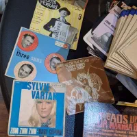 تعدادی صفحات گرامافون قدیمی کلکسیونی کمیاب|کلکسیون اشیاء عتیقه|تهران, اختیاریه|دیوار