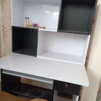 میز تحریر و کتابخانه