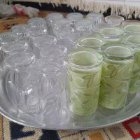 تعدادی استکان و لیوان