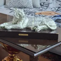 مجسمه فلزی ببر ایرانی بر پایه چوبی