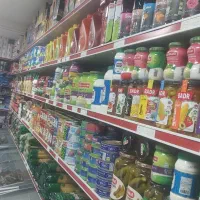 کارگر آشنا به کار سوپر مارکت