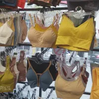 تعدادی فروشنده خانم