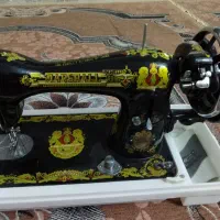 یک عدد چرخ خیاطی تابلو چراغی یک جفت پشتی