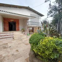 ویلا ۳۰۰ متری دو نبش با یک باب مغازه تجاری مجزا