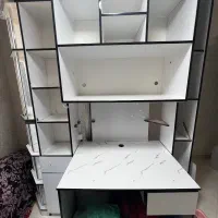 کتابخانه و میز کامپیوتر