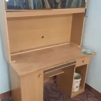 میز تحریر و کامپیوتر به همراه کتابخانه
