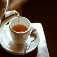 آبدارچی مسلط به پذیرایی و تشریفات