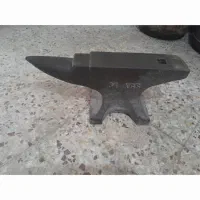 سندان با گیره اهنگری بزرگ