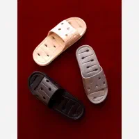 یک عدد دمپایی سرویس بهداشتی و یک عدد شومیز