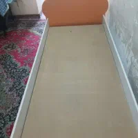 تخت خواب همراه باچند تیکه کمد