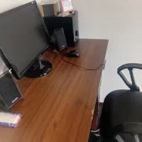کامپیوتر به همراه میز و باند