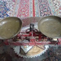 ترازوی قدیمی با کف های برنجی