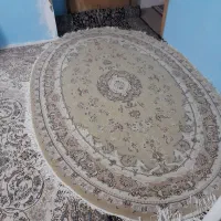 یک فرش به رنگ گردویی