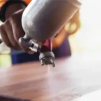 استخدام نیروی رنگ کار درب داخلی و ضد سرقت