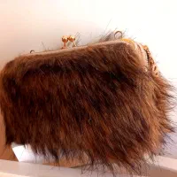 کیف دستی خز پرز بلند کرم قهوه ای مجلسی دهنه طلایی